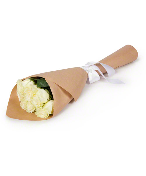 7 белых роз в крафт