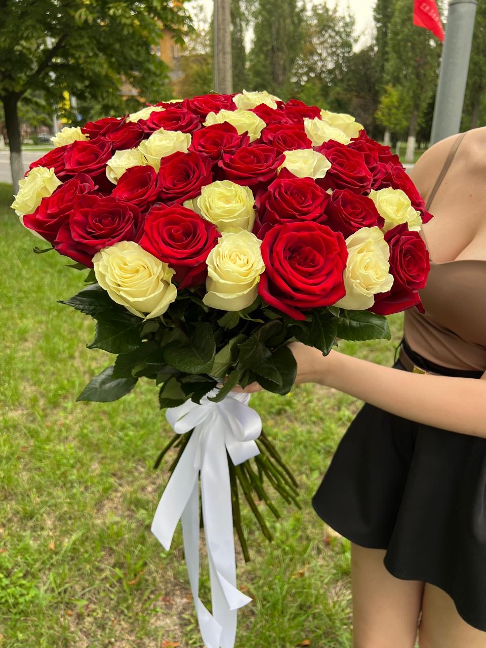 51 красная и белая роза 70 см.